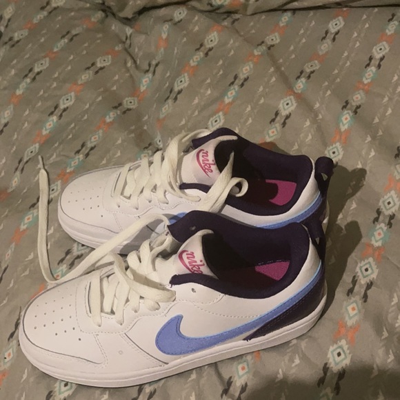 Nikes - Picture 3 of 10